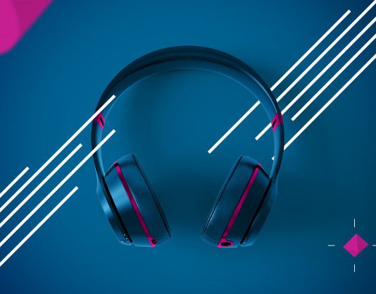 4 אוזניות מומלצות של pioneer למי שמחפש אוזניות איכותיות במחירים הוגנים כדאי להכיר את מגוון המוצרים של המותג pioneer, אשר שמו הולך לפניו בזכות שמע מעולה, ארגונומיה מצוינת, בידוד רעשים אפקטיבי וחדשנות טכנולוגית. לפניכם סקירה קצרה של 4 אוזניות מומלצות מבית המותג. Pioneer S6 – אלו הן אוזניות אלחוטיות המצטיינות בנוחות לבישה, משקל קל, עיצוב יפהפה ובידוד רעשים, או בקיצור – כל מה שאי פעם תרצו מאוזניות. בנוסף לבידוד הרעשים האקטיבי, הן מגיעות עם סוללה חזקה לשלושים שעות עם ANC כבוי ועד עשרים שעות עבודה עם ANC דולק. גם הטעינה שלהן מצוינת ואחרי עשר דקות בלבד כבר תוכלו לקבל שלוש שעות של עבודה. ואם לא די בכך, ניתן לחבר אליהם עד שני מקורות האזנה במקביל, יש להן חיבור Bluetooth 5.0 והן תומכות בעוזרות האישיות של אפל וגוגל לפי המגבלות הקיימות בישראל. Pioneer S9 - מאותה הסדרה מגיעות אוזניות עם בידוד רעשים וסאונד נהדר, בעלות שליטה על סינון הרעשים, סוללה המאפשרת עד עשרים וארבע שעות של נגינה, וכפתור שליטה על עוזרת קולית של גוגל. יש להן איכות שמע מרשימה במיוחד בזכות יכולת עיבוד מתקדמות ממגוון מקורות שמע, כאשר אתם יכולים לשלוט על רמת בידוד הרעשים, על הסאונד ועל עדכוני תוכנה באמצעות אפליקציה ייעודית. בנוסף, יש להן איכות ונוחות משופרות בזכות חומרים איכותיים במיוחד ותכנון הלוקח בחשבון שימוש לטווח ארוך. גם ניתן לחבר אליהן במקביל שני מכשירי סמארטפון, ויש להן חיבור מהיר דרך NFC שבו רק מצמידים את הסמארטפון לאוזניות והן כבר מתחברות מעצמן, כל עוד מדובר בסמארטפון נתמך. PIoneer SE-MJ561BT – עוד אוזניות אלחוטיות נהדרות, הפעם עם מבנה אלומיניום יוקרתי ודרייברים בקוטר 40 מ"מ, שמסוגלות לספק עד חמש עשרה שעות ניגון שעות ניגון. כמו כן, האוזניות האלו יכולות להתחבר עד לשמונה מכשירים במקביל, יש להן Bluetooth ו-NFC מובנים, הן שוקלות רק 160 גרם, והעיצוב שלהן יוקרתי ומרהיב. אוזניות ספורט אלחוטיות SE-E8TW True Wireless – המותג pioneer מציע גם שורה ארוכה של אוזניות ספורט אלחוטיות מהמובילות בעולם, דוגמא נאה לכך מהוות האוזניות האלו עם סוללה שמחזיקה עד לשלוש שעות, הטענה שנותנת עד תשע שעות נוספות, עמידות למים ואיכות שמע נהדרת. אין ספק שמדובר בפתרון אולטימטיבי עבור אימוני כוח, ריצה, והליכות, וגם יש להן חיבור קל מאוד לסמארטפון. הן מגיעות עם מגוון מתאמים המבטיחים ישיבה יציבה בתוך האוזן ובלי נפילות, והן מצטיינות בבידוד רעשים פאסיבי המספק מוזיקה מצוינת בכל מצב בעוד אתם מודעים לרעשים המגיעים מאנשים וממכוניות. יש להן גם כפתור שליטה מובנים על עוזרות קוליות תומכות, דרייברים 7 מ"מ המספקים סאונד מעולה בכל סיטואציה, מבנה ייחודי לדיוק שליחת הצלילים אל האוזן, אפליקציית התראות, והפתעות נוספות.