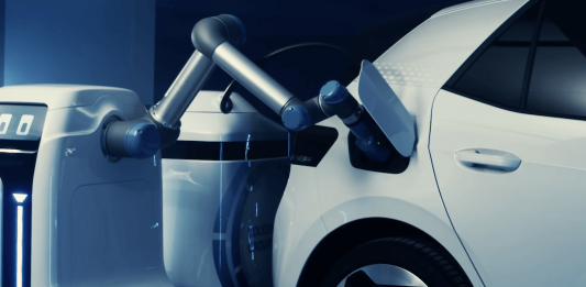 הרובוט של UR ׳יתדלק׳ את המכוניות החשמליות של פולקסווגן