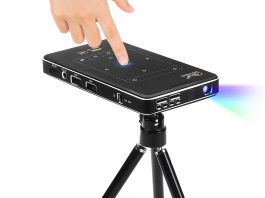 להקרין בכל מקום! לכבוד משחקי היורו בכדורגל שייערכו השנה ב-11 ביוני חברת ברקום, המתמחה ביבוא, שיווק והפצה של מותגי טכנולוגיה וקמפינג מובילים, מציגה את ECO Q12, מקרן וידאו קומפקטי ועוצמתי, המסוגל לשדר משחקי כדורגל, סרטים, סדרות ותכנים רבים נוספים ברזולוציית K4, מכל מקום וללא צורך בחיבור למחשב!